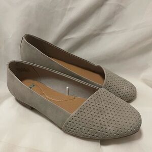 Yuu Francie Womans  Grayish Faux leather Flats Shoes  Size 7 W